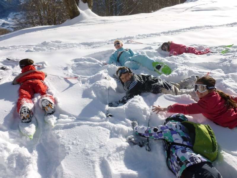 Enfants jouant dans la neige en colonie de vacances