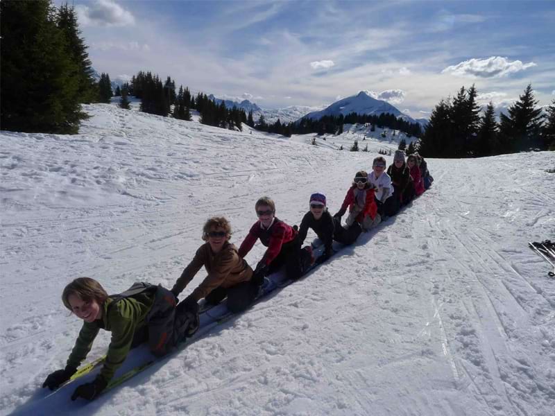 Groupe d'enfants jouant sur la neige