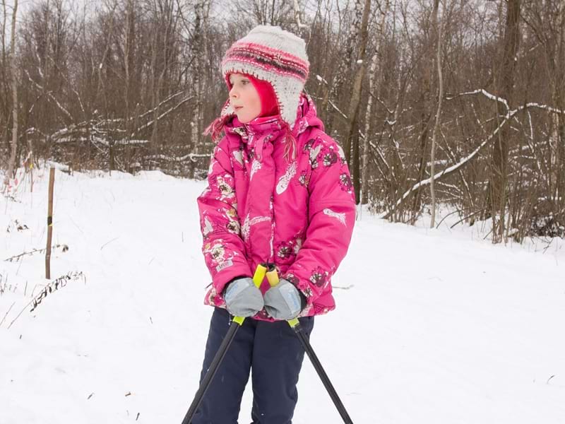 Enfant qui skie en colonie de vacances