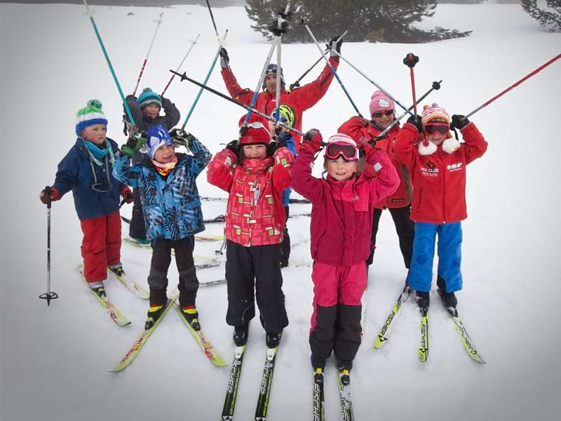 Groupe d'enfants à ski en colonie de vacances