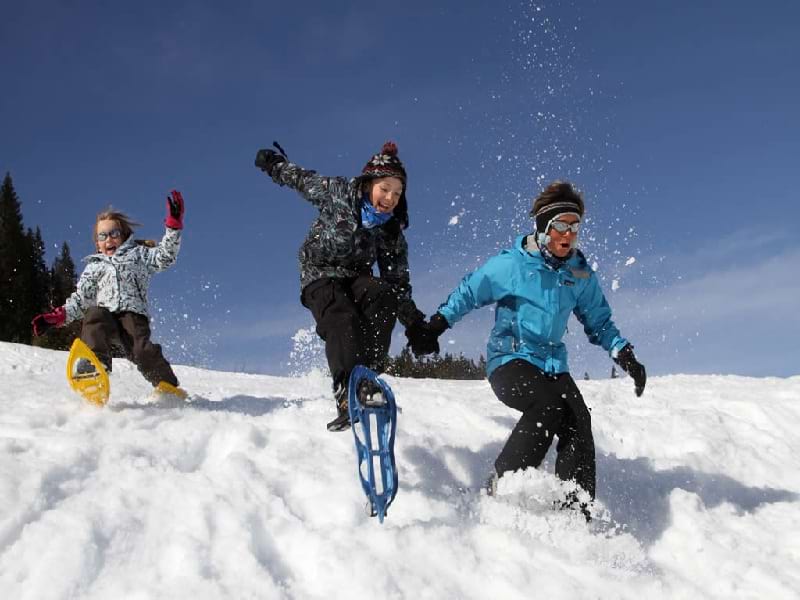 Enfants pratiquant la raquette à neige