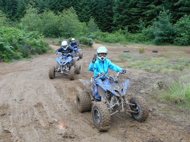 Groupe d'ados 13 ans en quad à la campagne en hiver