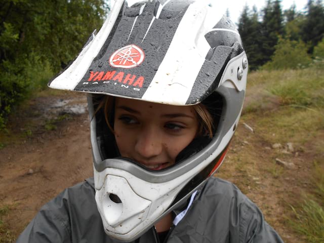 Portrait d'une jeune fille portant un casque de moto