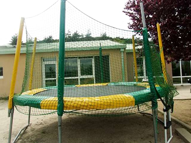 Vue sur le trampoline d'un centre de colonie de vacances Djuringa Juniors