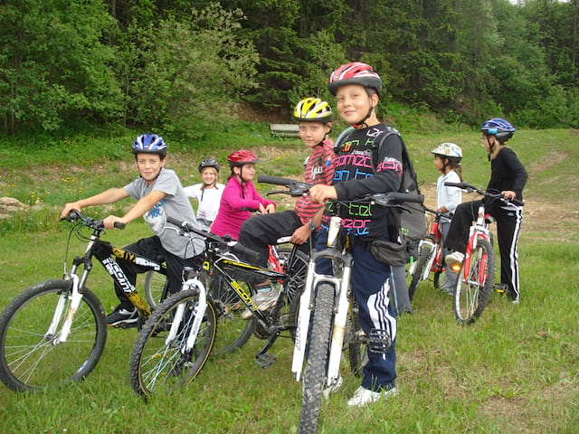 Ados en balade à vélo à la campagne