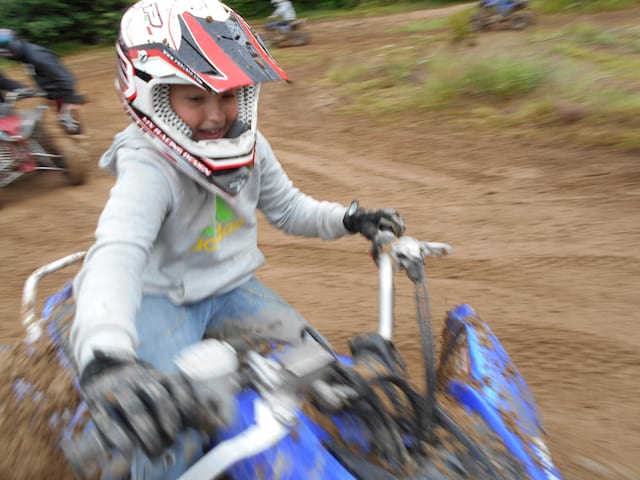 Enfant conduisant un quad en colonie de vacances