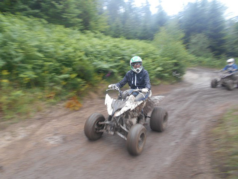 Adolescent conduisant un quad 