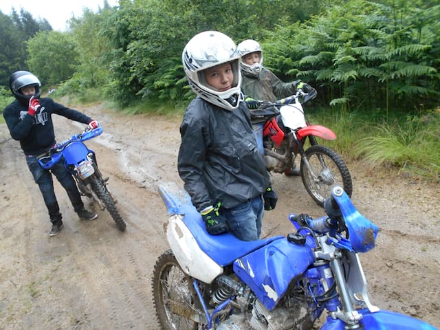 Enfants conduisant des moto cross en colonie de vacances