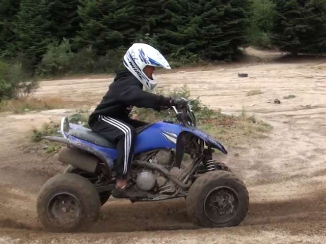 Enfant conduisant un quad en colonie de vacances