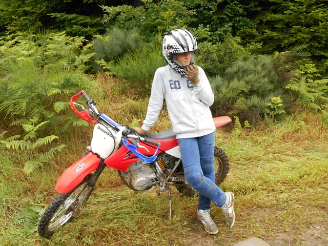 Ado faisant de la mot cross 