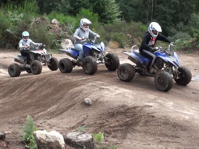 Groupe d'ados faisant du quad