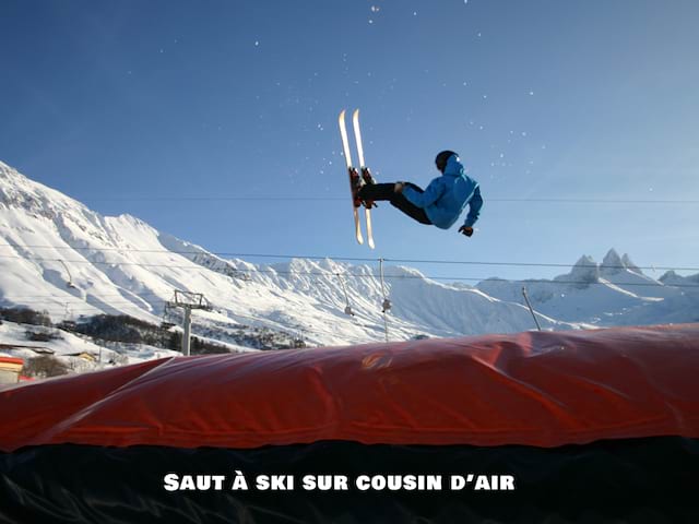 Adolescent qui saute à ski