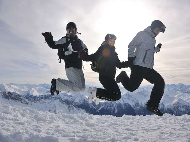 Groupe d'ados heureux de faire du ski en colonie de vacances