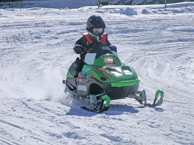 Apprendre à faire de la moto des neiges en colo