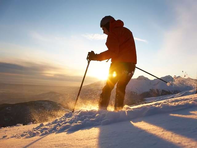 Skier sur la poudreuse colonie de vacances