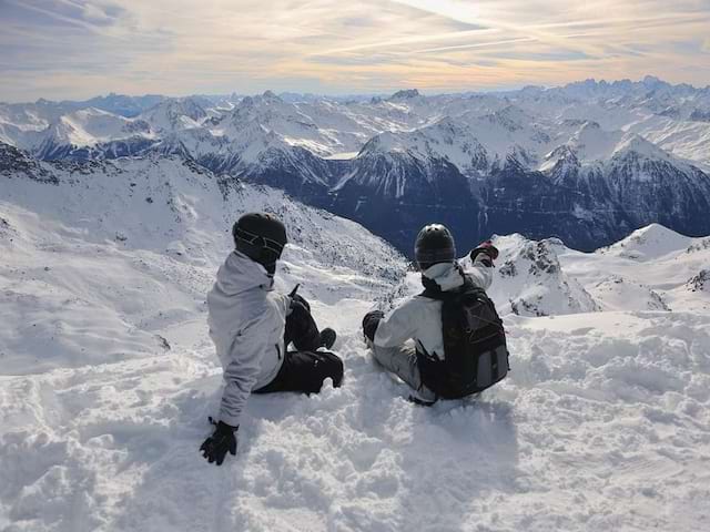 Adolescents observant la montagne en colonie 