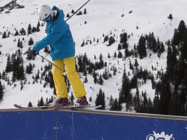 Ado apprenant à faire du snowboard en colonie de vacances