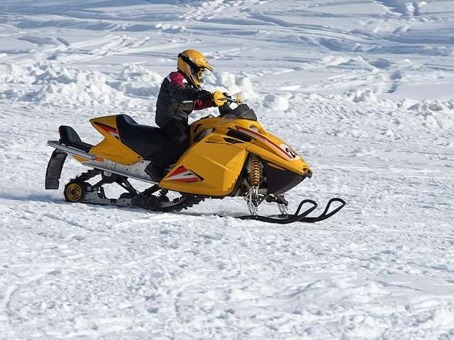 Ado conduisant une moto neige en colonie de vacances