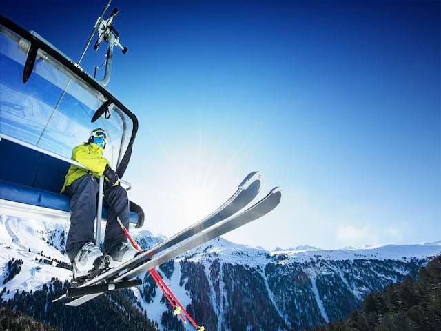 Adolescent sur un télésiège en colonie de vacances