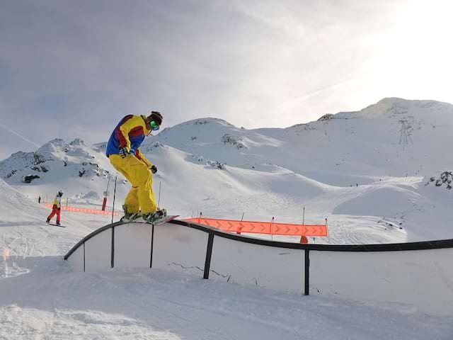 Apprendre à faire du snowboard à la montagne