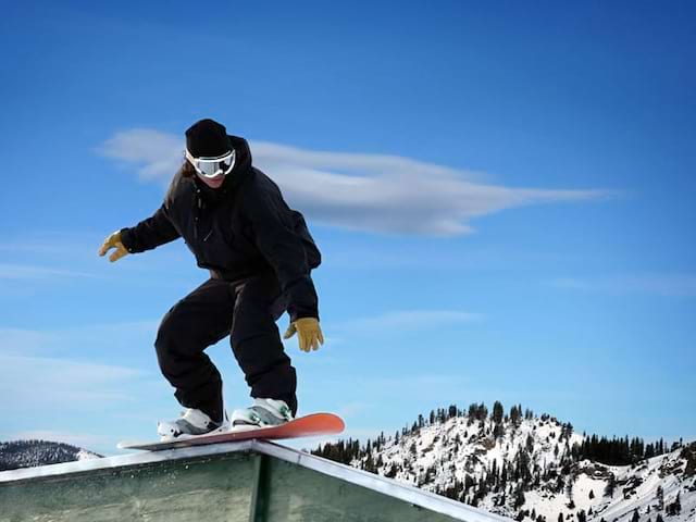 Apprendre à faire du snowboard pendant les vacances d'hiver en colo