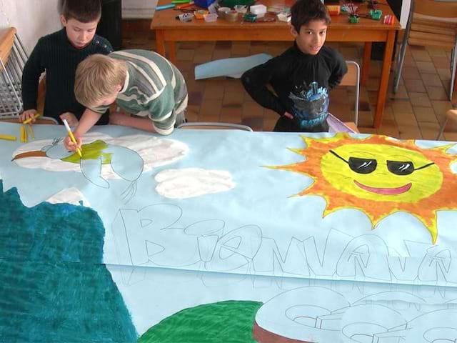 enfants faisant une fresque en colonie de vacances artistique