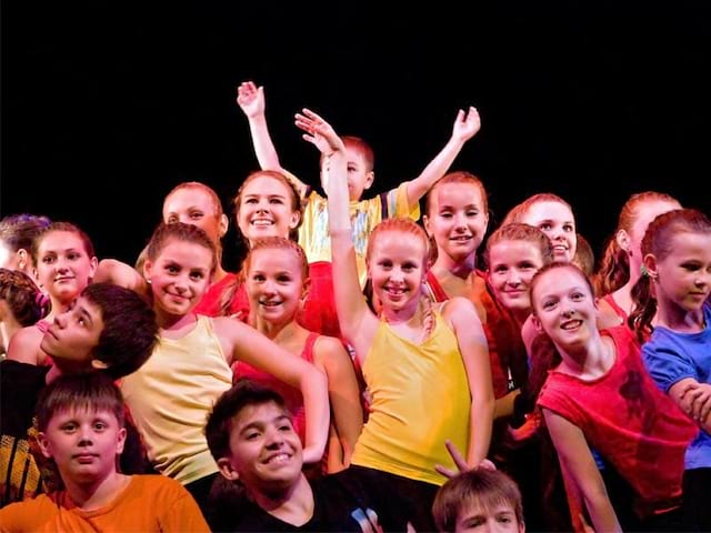 groupe d'enfants faisant de la danse et du théâtre en colonie cet hiver