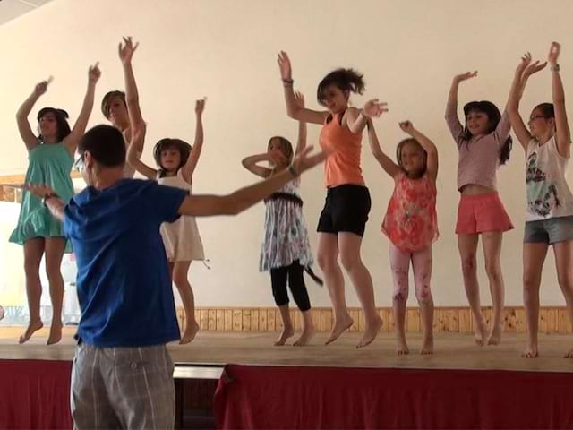 Groupe d'ados répétant une chorégraphie de danse en colonie de vacances artistique