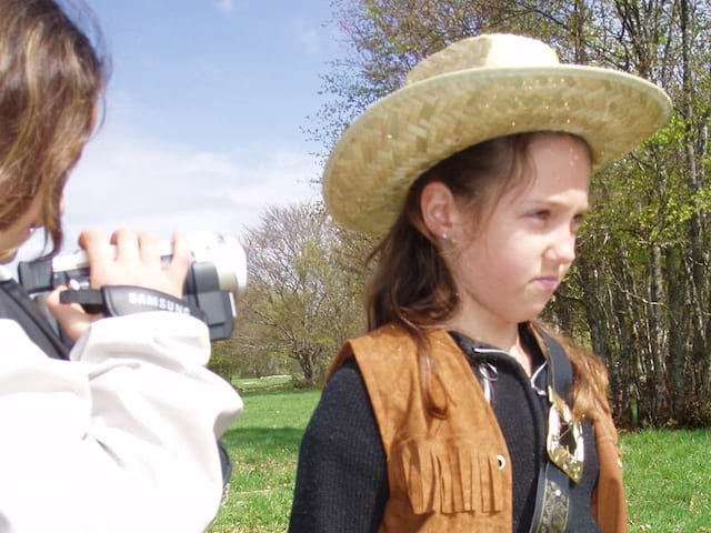 Fillette déguisée en cowboy en colonie de vacances cet hiver