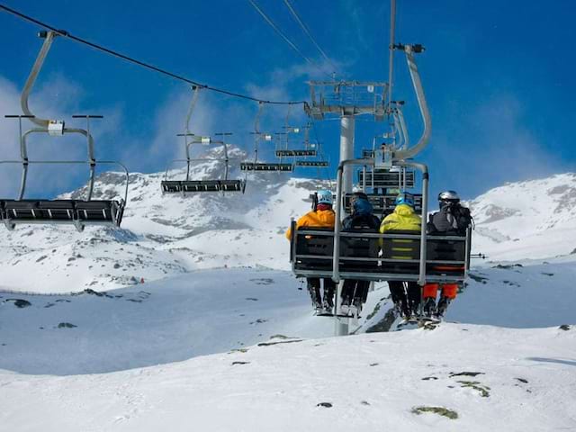 Paysage de montagne avec télésièges