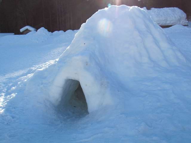 Igloo construit par des enfants en colonie de vacances