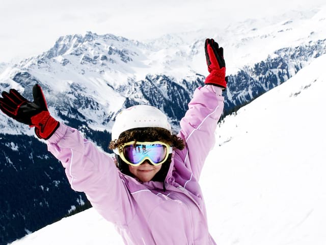 Jeune fille heureuse dans un paysage montagnard