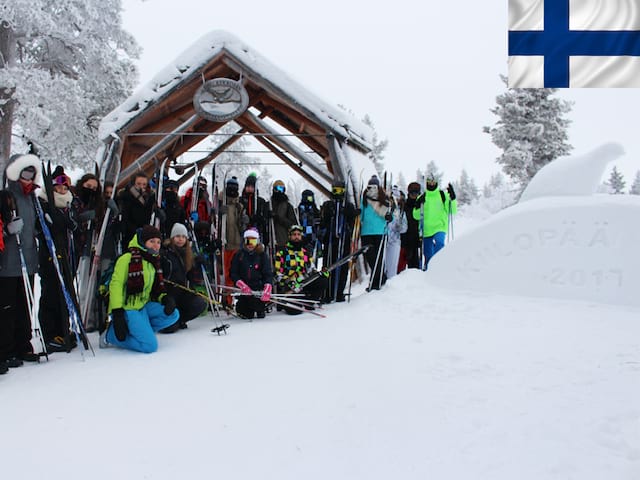 Adolescents en colonie de vacances au ski à Kiilopaa en Laponie