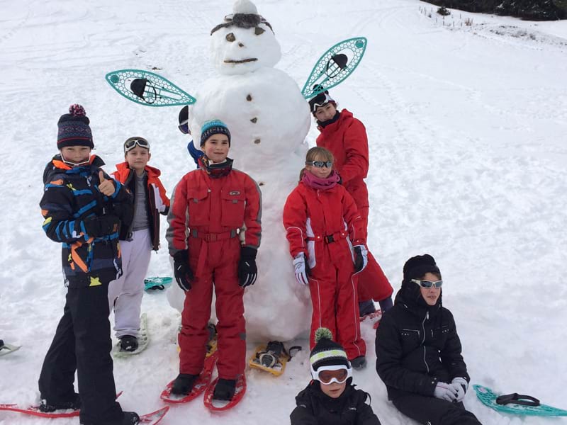 enfants colonies de vacances bonhomme de neige hiver