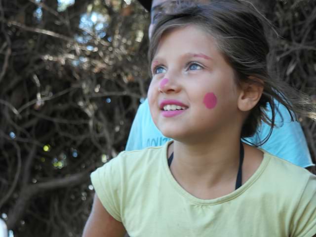 portrait d'une jeune fille maquillée en colonie de vacances artistique