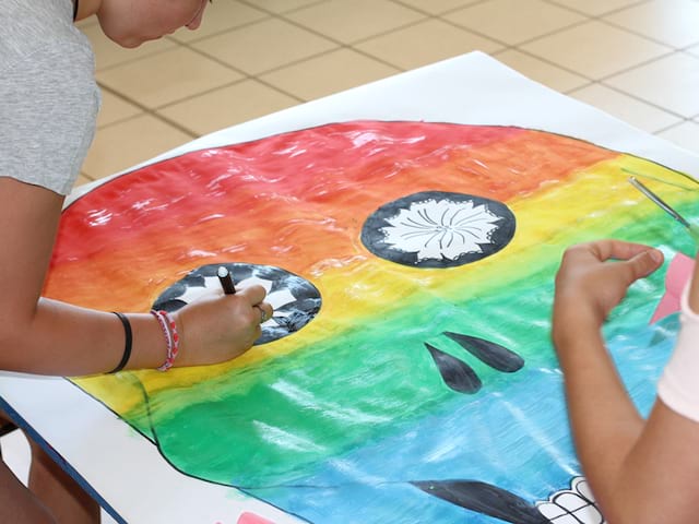 enfants faisant une fresque en colonie de vacances