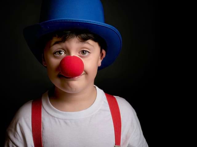 Jeune garçon déguisé en clown en colonie de vacances cet hiver