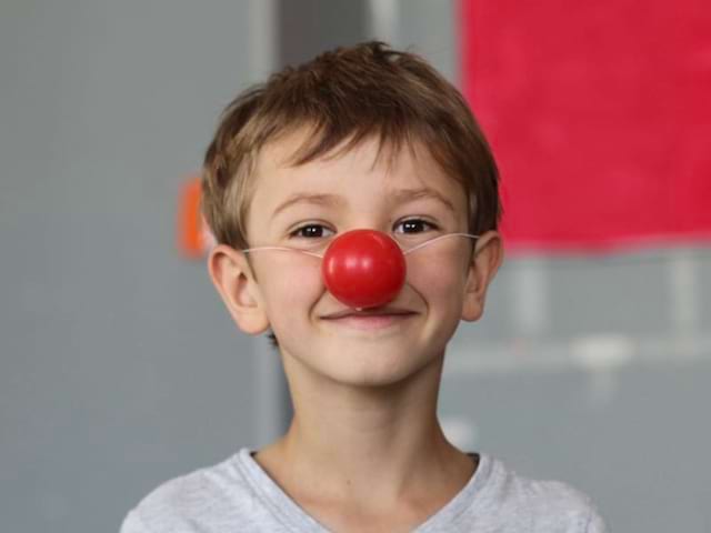 enfant déguisé en clown en colonie de vacances d'hiver