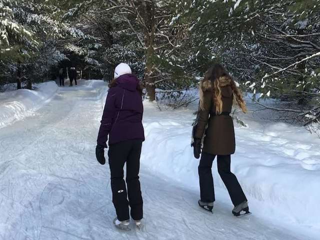 Adolescents qui font du patinage en colonie de vacances au Canada