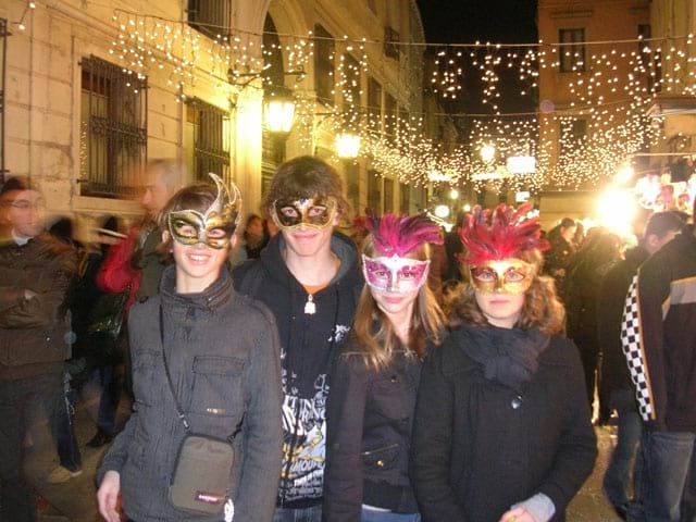 4 enfants déguisés pour le carnaval de venise en colonie de vacances