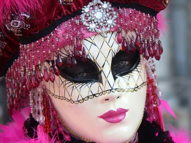 Portrait d'une personne portant un masque de Carnaval de Venise en colonie de vacances