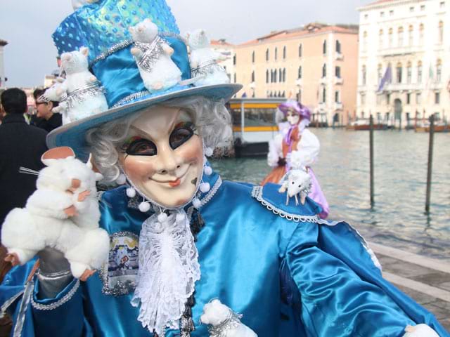 Personne déguisée durant le Carnaval de Venise en colonie de vacances