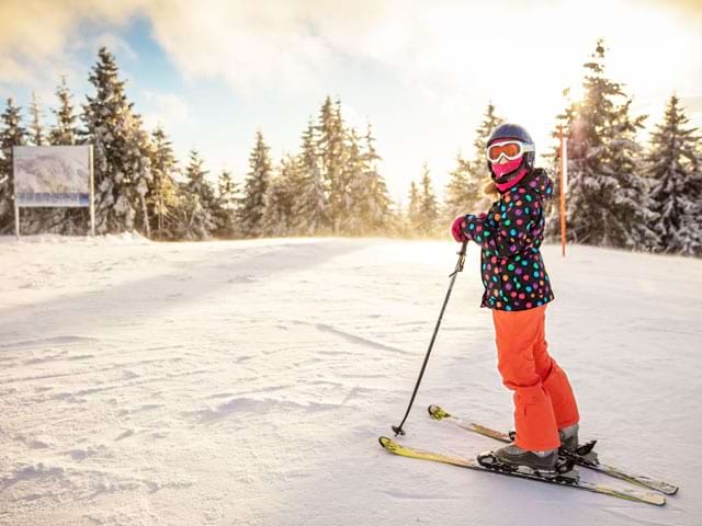 Enfant à ski en colonie de vacances à la neige