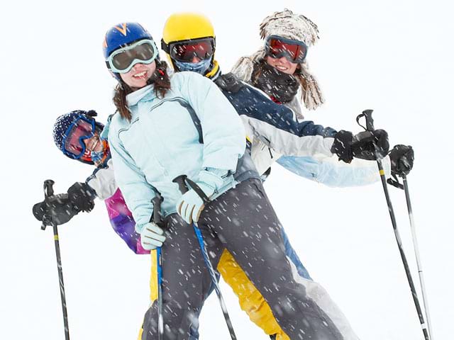 Adolescents faisant du ski sous la neige