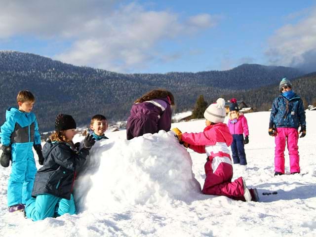 Construction d'un igloo en colonie de vacances 