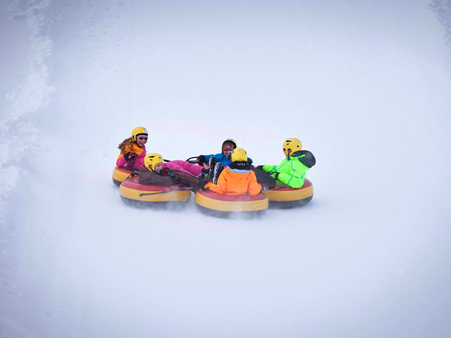 Bouée luge au winter parc de Orcières pour enfants en colonie de vacances