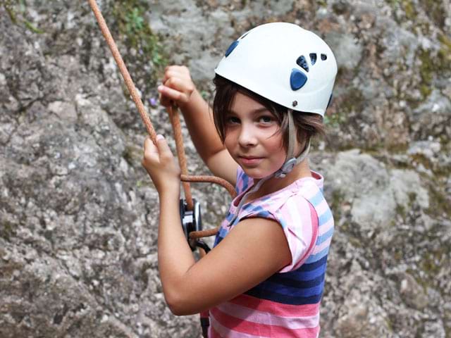 Portrait d'une jeune fille faisant de l'escalade