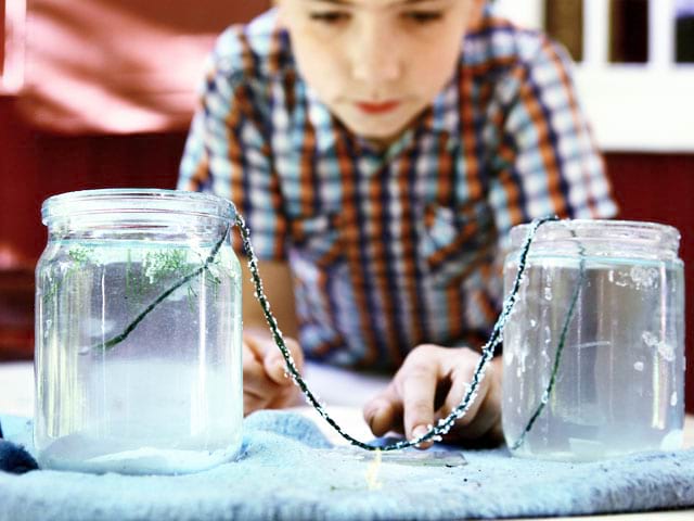 Enfant en train de faire une expérience scientifique