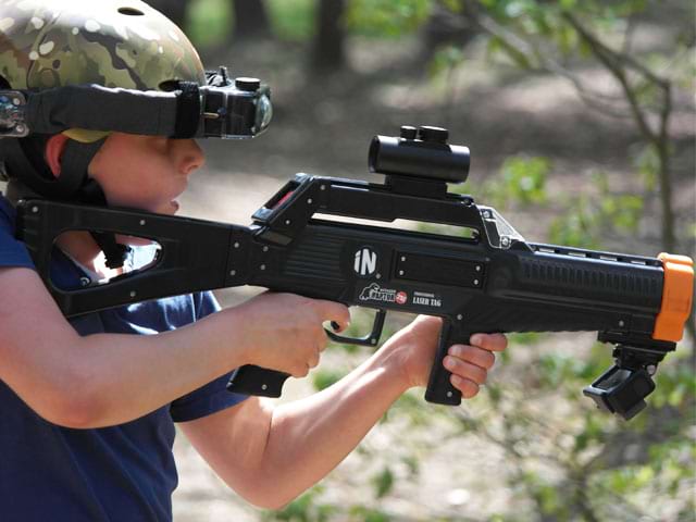 portrait d'un enfant faisant du laser game en colonie de vacances en Auvergne