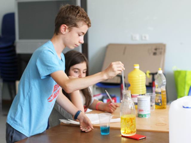 Enfants faisant une expérience scientifique en colo